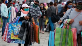 En M&eacute;xico habr&iacute;a al menos 20 mil toneladas de mascarillas desechadas.