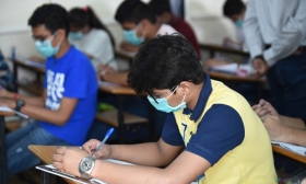 Alumnos de la universidad Ju&aacute;rez, en Durango, regresan a clases